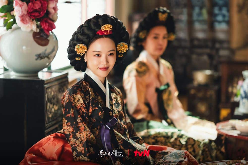 bon-appetit-your-majesty-still2