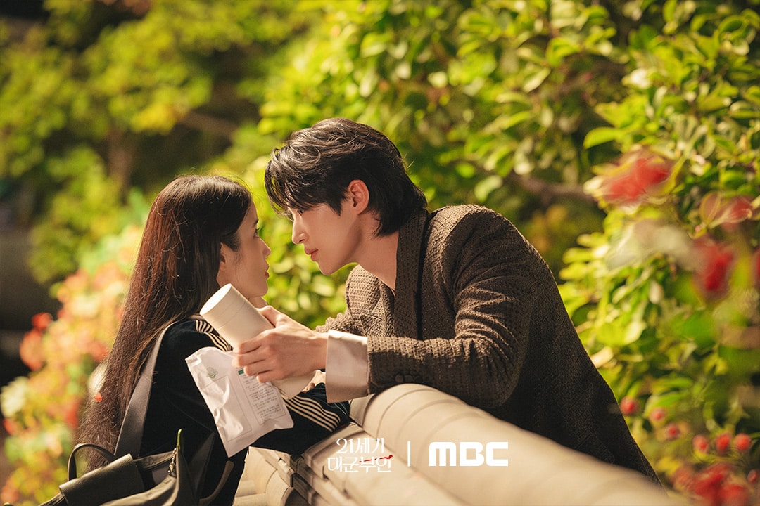 IU-Byeon-Woo-Seok-perfect-crown2